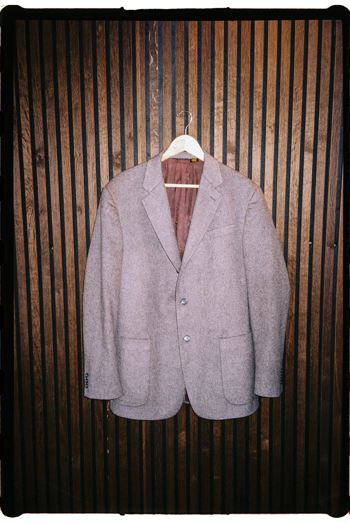 Donna Karan grey cashmere oversized blazer front view. Grey oversized 100% cashmere blazer tailored fit, made in Italy, size L/XL.